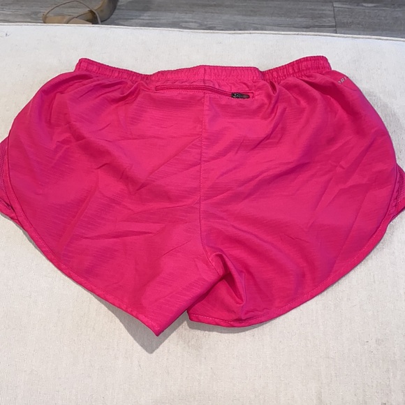 Women’s Nike shorts - Picture 2 of 4